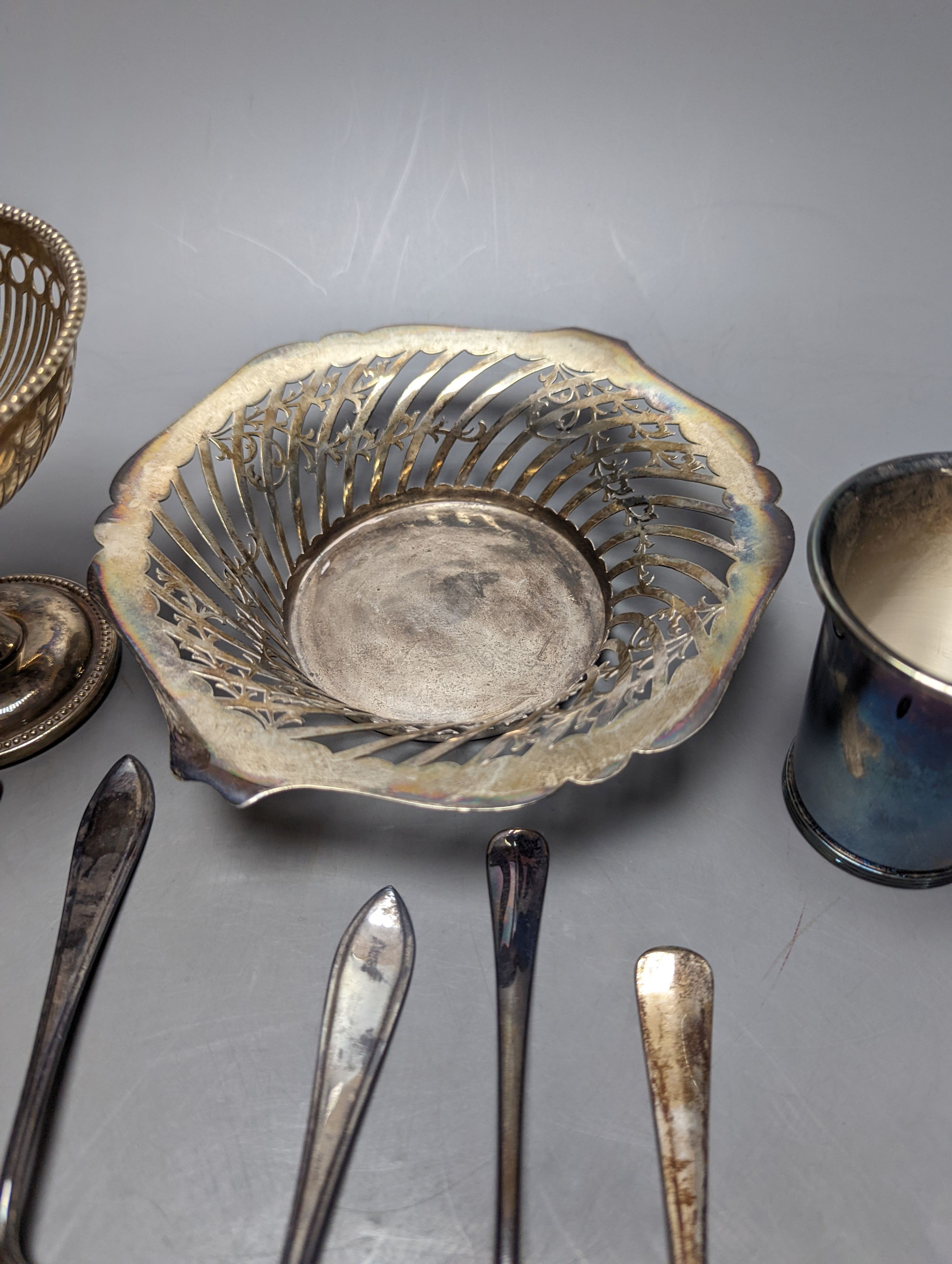 A George V pierced silver bowl, 18.1cm a Dutch white metal beaker and six items of Dutch white metal flatware, 12.5oz and a plated pedestal dish.